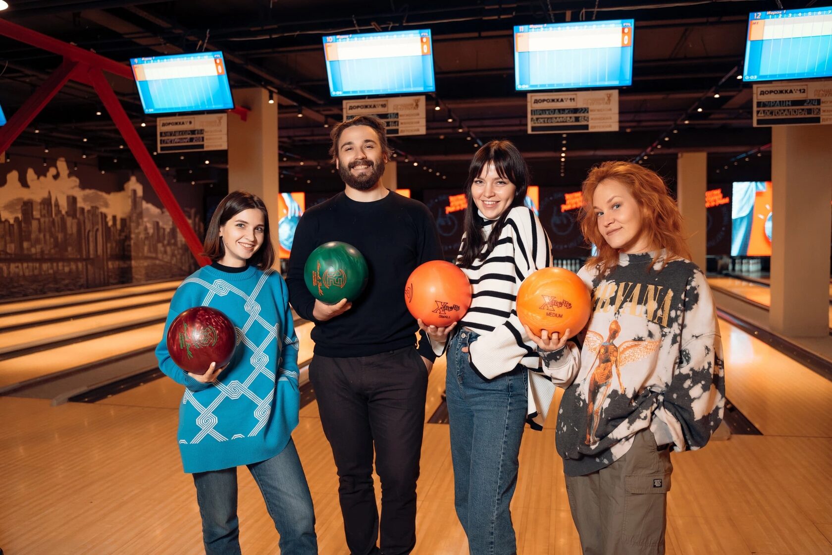 Накрытый стол на компанию 10 человек в Brooklyn Bowl