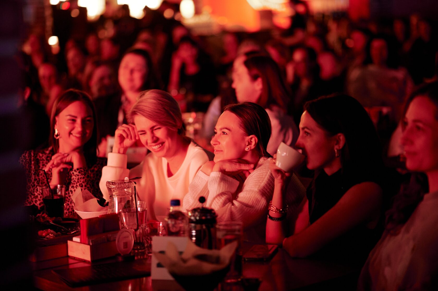 Компания друзей за дорожкой в Brooklyn Bowl